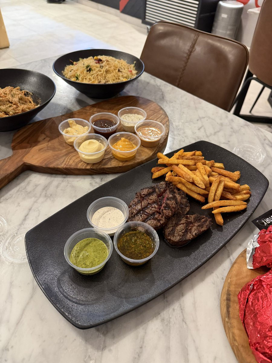 tariq_aldusari's tweet photo. اقوى ملحمة و مطعم بوقت واحد ..
قصة لحم @Meatstory_sa ..
توصيات سلطة سبيشال ، تندريون ستيك ..
واقيو دبل سماش برجر ، ستيك ساندويش 
و ماش بوتيتو ( ما يعرف بالبطاطا المهروسة )
والصوص لا يفوتك السبشل صوص و البرازيلي و مايو الياباني ..
وتقدر تاخذ لحم و خبز و صوص و مشروبات منهم وتشويها https://t.co/XODqjtWoua