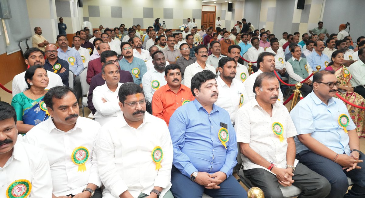 TelanganaCMO's tweet photo. మండలాలు, రెవెన్యూ డివిజన్లు, జిల్లాల పునర్వవస్థీకరణపై వస్తున్న డిమాండ్ల నేపథ్యంలో వాటిపై సమగ్ర అధ్యయనం కోసం సుప్రీంకోర్టు లేదా హైకోర్టు రిటైర్డ్ జడ్జీ నేతృత్వంలో ఒక ఉన్నతస్థాయి కమిషన్‌ను నియమిస్తామని ముఖ్యమంత్రి శ్రీ @revanth_anumula గారు ప్రకటించారు. ఈ విషయంతో పాటు సంక్రాంతి పండుగ కానుకగా రాష్ట్ర ప్రభుత్వ ఉద్యోగులకు డీఏ విడుదలకు సంబంధించిన ఫైలుపై సంతకం చేసినట్టు తెలిపారు.

❇️డాక్టర్ బీఆర్ అంబేద్కర్ రాష్ట్ర సచివాలయంలో తెలంగాణ గెజిటెడ్ ఆఫీసర్స్ సెంట్రల్ అసోసియేషన్ రూపొందించిన  2026 డైరీ, క్యాలెండర్‌ను ముఖ్యమంత్రి గారు ఆవిష్కరించారు. 

❇️ఈ సందర్భంగా రాష్ట్ర ప్రజలకు, ప్రభుత్వ ఉద్యోగులందరికీ సంక్రాంతి పండుగ శుభాకాంక్షలు తెలియజేశారు. ఇదే సమయంలో ముఖ్యమంత్రి గారు ఉద్యోగులకు సంబంధించిన పలు అంశాలపై మాట్లాడారు.

❇️"మండలాలు, జిల్లాలు ఇటుఅటుగా మార్చాలని ఇటీవల రకరకాల డిమాండ్లు వస్తున్నాయి. తొందరల్లోనే సుప్రీంకోర్టు లేదా హైకోర్టు రిటైర్డ్ జడ్జి నేతృత్వంలో వివిధ రంగాల నిపుణులు, ఉన్నతాధికారులతో ఒక కమిషన్‌ను నియమిస్తాం. 

❇️ఆ కమిషన్ వివిధ జిల్లాలు, ప్రాంతాల్లో పర్యటించి నియోజకవర్గాల పునర్విభజన ప్రక్రియ తరహాలోనే అధ్యయనం చేసి ప్రజల అభిప్రాయాలను సేకరిస్తుంది. ఆ కమిషన్ నివేదికను అసెంబ్లీ ముందు పెట్టి సమగ్రంగా చర్చించిన తర్వాత రేషనలైజేషన్‌కు సంబందించి మార్గదర్శకాలను విడుదల చేస్తాం.

❇️ఉద్యోగుల బెనిఫిట్స్‌కు సంబంధించి 11 వేల కోట్ల రూపాయల బకాయిలున్నాయి. కాంట్రాక్టర్లకు చెల్లించాల్సిన బకాయిలు 40 వేల కోట్ల రూపాయలు. ఇవి కాకుండా సింగరేణి విద్యుత్ సంస్థకు బకాయిలు. మొత్తంగా 1.11 లక్షల కోట్ల రూపాయల బకాయిలున్నాయి. బ్యాంకుల్లో తీసుకున్న రుణాలకు అదనం. అన్నింటినీ లెక్కలు కడితే 8.11 లక్షల కోట్ల అప్పుల భారం మా ప్రభుత్వంపై పడింది.

❇️అందుకే అధికారం చేపట్టిన వెంటనే ఆర్థిక పరిస్థితిపై శాసనసభలో శ్వేతపత్రం పెట్టి చర్చకు పెట్టాం. వీటన్నింటినీ క్రమేపే చెల్లించడానికి నెలకు 30 వేల కోట్లు అవసరముండగా, రాష్ట్రానికి నెలకు 18 వేల నుంచి 18,500 కోట్ల ఆదాయం వస్తుంది.

❇️సగటు మధ్య తరగతి ఉద్యోగి గౌరవంగా, గుంబనంగా అందరిముందు సంతోషంగా ఉన్నట్టు ఏ రకంగా సంసారాన్ని ముందుకు నడిపిస్తున్నారో, ఒక రకంగా అదే తీరుగా ప్రభుత్వం ముందుకు వెళుతోంది. ఒక్కొక్కటికీ సవరించుకుంటూ వస్తున్నాం.

❇️రాష్ట్ర ప్రభుత్వాన్ని నడిపిస్తున్నది లక్షలాది ఉద్యోగులే.  ప్రభుత్వానికి సమాజంలో గౌరవం నిలబడిందంటే అందుకు ప్రధాన కారణం ఉద్యోగులే. ప్రభుత్వం అమలు చేస్తున్న సంక్షేమ పథకాలు పేదలకు చేర్చుతున్న సారధులు, వారధులు ఉద్యోగస్తులే.

❇️గత ప్రభుత్వంలో నెల నెలా జీతభత్యాలు ఎప్పుడు పడేవి. ఈ ప్రభుత్వంలో ఎప్పుడొస్తున్నాయని ఒక్కసారి ఆలోచించండి. ఒక్కటొక్కటిగా అన్నీ పరిష్కరిస్తున్నాం. ఉద్యోగులకు చెల్లించాల్సిన డీఏకు సంబంధించిన ఫైలుపై సంతకం చేసి ఇక్కడికి వచ్చా. ఈ డీఏ వల్ల ప్రభుత్వంపై ప్రతి నెలా 225 కోట్ల భారం పడుతుంది.

❇️రిటైర్మెంట్ బెనిఫిట్స్, ఆరోగ్య భద్రత, సంఘం కార్యాలయ నిర్మాణం విషయంలో సానుకూలంగా ఉంటాం. సంఘం కార్యాలయాల నిర్మాణం కోసం మీరు ఎంత చెల్లిస్తే అంత మ్యాచింగ్ గ్రాంటుగా ప్రభుత్వం చెల్లించడానికి సిద్దంగా ఉంది. రాష్ట్ర స్థాయిలో గెజిటెడ్ అధికారుల ఆఫీసు కోసం స్థలం ఇస్తాం.

❇️ఉద్యోగుల సమస్యలపై ఇచ్చిన వినతిపత్రంపై ప్రభుత్వ ప్రధాన కార్యదర్శి గారితో మరోసారి సమావేశం ఏర్పాటు చేయించి పరిశీలిస్తాం.

❇️ప్రతి ప్రభుత్వ ఉద్యోగికి ఆరోగ్య భద్రతకు సంబంధించి 1 కోటి రూపాయల ప్రమాద బీమా సౌకర్యం కల్పించడంపై త్వరలోనే నిర్ణయం తీసుకుంటాం. పదవీ విరమణ బెనిఫిట్స్ ఉద్యోగుల హక్కు. పదవీ విరమణ వయసును 58 నుంచి 61 కు పెంచిన పరిణామాల వల్ల ప్రస్తుతం ప్రతి నెలా దాదాపు వెయ్యి మంది పదవీ విరమణ చేస్తున్నారు. ఉద్యోగుల బెనిఫిట్స్ కోసం ప్రతి నెలా కొంత చెల్లిస్తూ వస్తున్నాం. వచ్చే ఆర్థిక సంవత్సరం నుంచి మరింత పెంచుతాం.

❇️ప్రభుత్వంలో ఉద్యోగులు, పాలకులు వేర్వేరు కాదు. ప్రభుత్వంపై సంపూర్ణ విశ్వాసం ఉంచండి. ఆదాయం పెంచడానికి కొత్తగా పన్నులు ఏమీ పెంచడం లేదు. లొసుగులు ఉన్న చోట సవరించి పన్ను కట్టకుండా తప్పించుకుంటున్న వారిని పట్టుకుంటే ఆదాయం పెరిగి సంక్షేమ పథకాల అమలు చేయడంతో పాటు ఉద్యోగులకు చెల్లించాల్సిన జీతభత్యాలతో పాటు బెనిఫిట్స్ కూడా సమయానికి చెల్లించవచ్చు.

❇️ఈ ప్రభుత్వం మనందరిదీ. ప్రజలిచ్చిన అవకాశం సద్వినియోగం చేసుకుందాం. ఉద్యోగులకు ప్రభుత్వం ఎప్పుడూ సహకారం అందిస్తుంది" అని ముఖ్యమంత్రి గారు ఉద్యోగులకు సంబంధించిన అనేక అంశాలను విడమరిచి చెప్పారు. ఈ కార్యక్రమంలో తెలంగాణ గెజిటెడ్ ఆఫీసర్స్ సెంట్రల్ అసోసియేషన్ కార్యవర్గం, ప్రతినిధులు, ఉద్యోగులు పాల్గొన్నారు. #TelanganaEmployees #TelanganaGezettedOfficersAssociation #DearnessAllowance