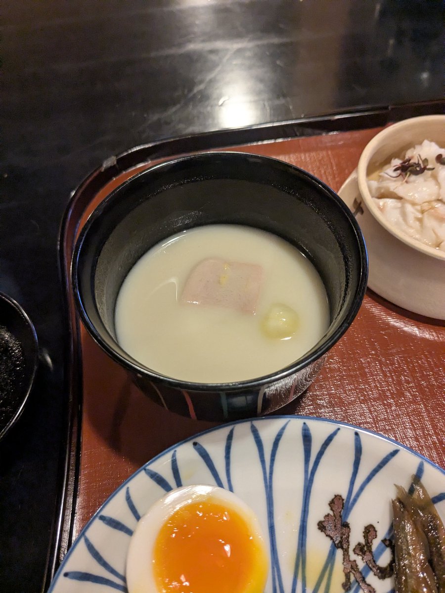 seashio28's tweet photo. 京都に予定があり、ずっと行ってみたかった瓢亭の朝ごはん。冬は鶉のおかゆだけど、お肉NGな同行者のことを相談したところ白粥にも変更できた。お粥はもちろん、ふわふわのちりめん山椒、あまりのおいしさに部屋全体がざわついてた白味噌の汁物⋯とにかく多幸感、満足感すごかった。また行きたい https://t.co/3dPnVb5CxU