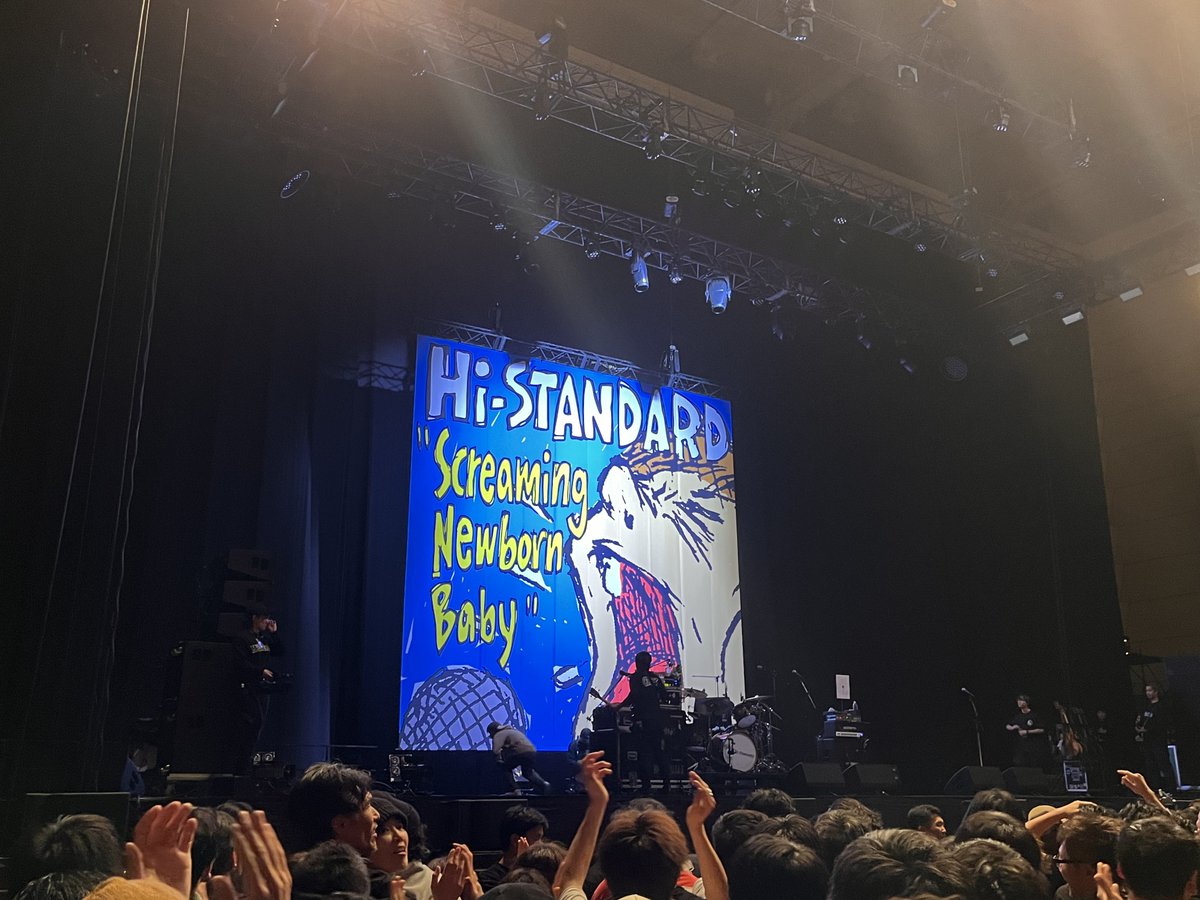 WALKERRR_PEDRO's tweet photo. Hi-STANDARD 朱鷺メッセ
人生で初めて見たハイスタ。1つ2つ上の世代の人達が憧れた伝説バンドがこれか...俺が今よく見てるバンドたちのルーツがこれか...って終始圧倒されてた
おっさんおばさんたちがガキのようにモッシュダイブしたり、泣きながらシンガロングしたりする姿を見てなんか泣けちゃったね https://t.co/pY57lYMI87