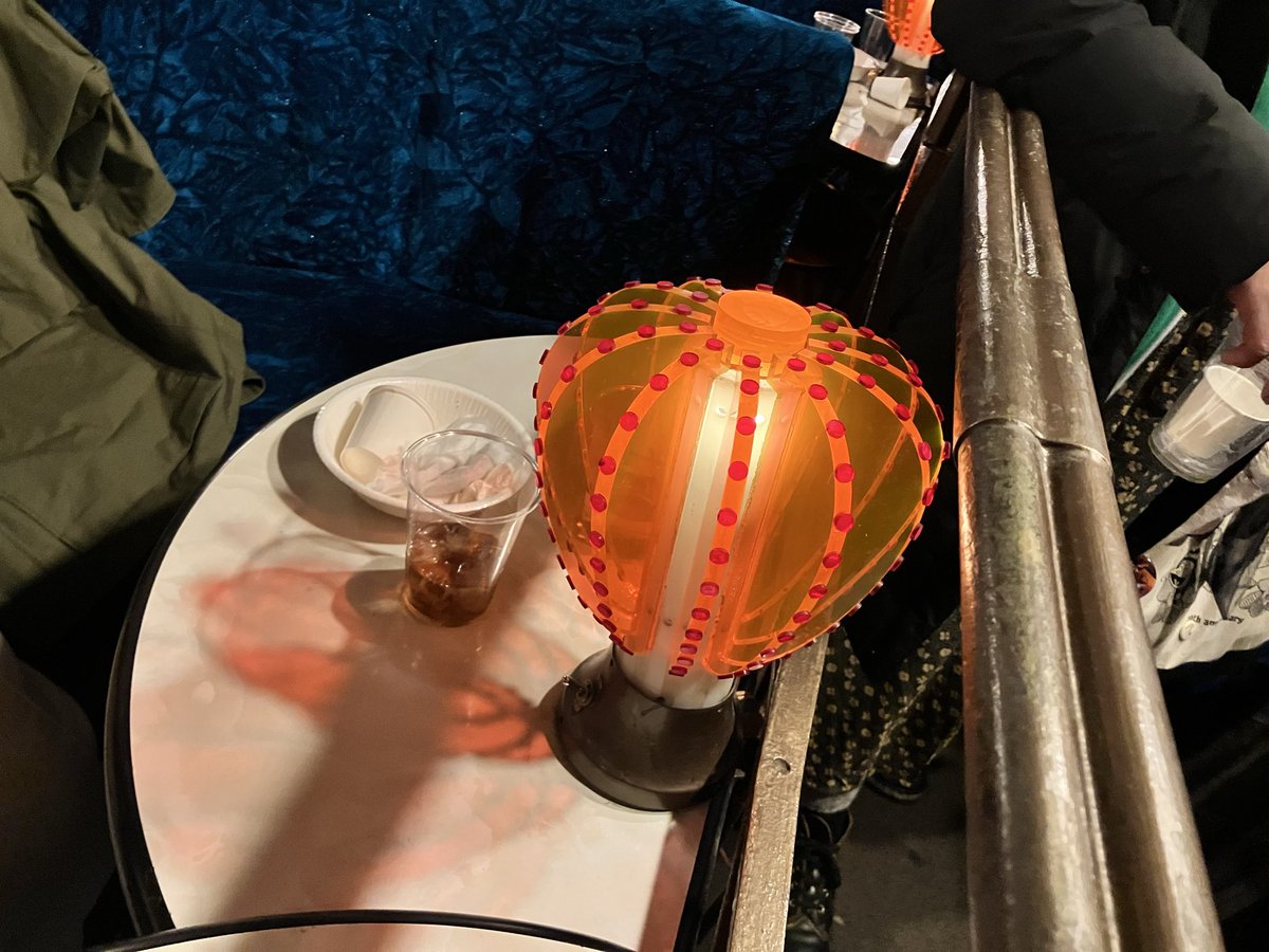 本日こちら💁‍♀️
グランドサロン十三にて
ザ50回転ズ新年会！！
羽織袴の御三方のアコースティックライブ、振る舞い酒もあり〜のでとっても楽しい新年会ライブでした😊
こちらテレビで見たことあった十三の老舗キャバレーで店内のレトロな雰囲気も良かったなぁ