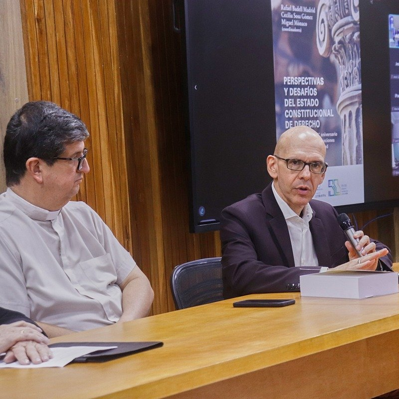 elucabista's tweet photo. #50años del #IIJUCAB | 32 expertos analizan, en sendos ensayos, las "Perspectivas y desafíos del Estado Constitucional de Derecho" en una obra de #ABediciones. El decano de @DerechoUCAB, César Carballo, invitó a que el libro no se quede en la biblioteca.
https://t.co/JTyRhyPPhh https://t.co/VDMyChVsuZ