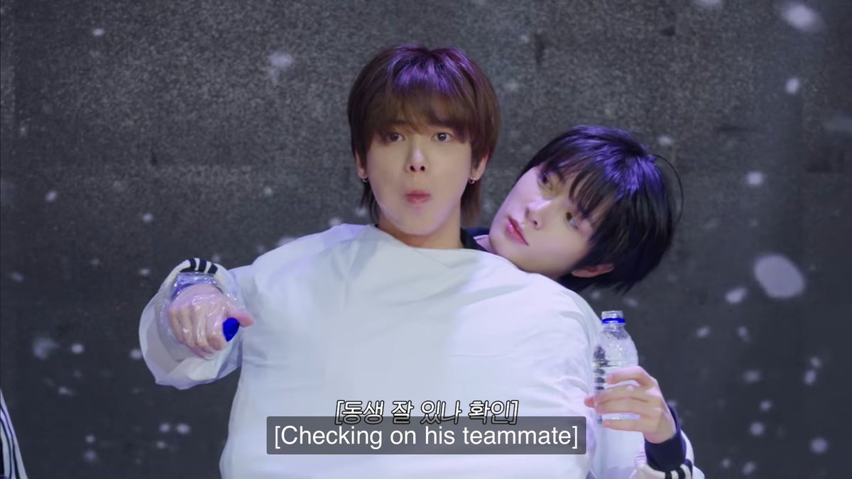 tyuncircle's tweet image. the difference between taehyun and beomgyu when they feed each other is killing me