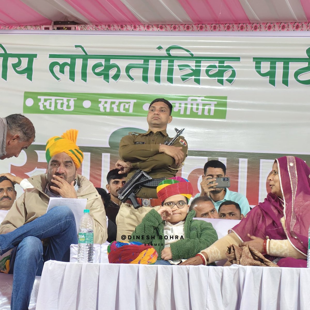 dineshbohrabmr's tweet photo. नागौर सांसद एवं राष्ट्रीय लोकतांत्रिक पार्टी के सुप्रीमो हनुमान बेनीवाल ने किसानों व समर्थकों से 13 जनवरी को पुनः रियां बड़ी पहुंचने का आह्वान किया है। 

शनिवार को हुई किसान स्वाभिमान रैली में वे हजारों समर्थकों के साथ रविवार सुबह तक डटे रहे। इसके बाद प्रशासन की ओर से अतिरिक्त जिला कलक्टर सहित अधिकारियों ने मंगलवार तक का समय मांगा था।

 बेनीवाल ने कहा कि यदि जनहित व किसान मुद्दों पर समाधान नहीं हुआ तो सरकार से आर-पार की लड़ाई लड़ी जाएगी।