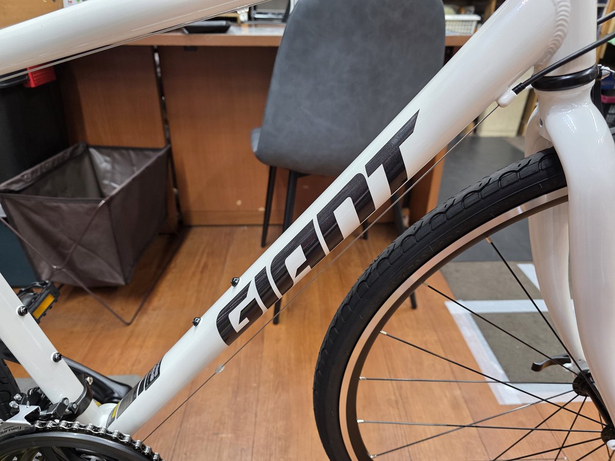 3196kintarou's tweet photo. ご注文頂きました
GIANT ESCAPE R3 パールホワイト 465mm(S)
組み上がりました。
通勤・通学から普段使いまで、
軽快で扱いやすい定番クロスバイクです。
ありがとうございました。
#サイクルショップ金太郎
#GIANT
#ESCAPER3
#クロスバイク
#納車準備
#大阪
#堺
#石津川 https://t.co/ItMAGJDicU