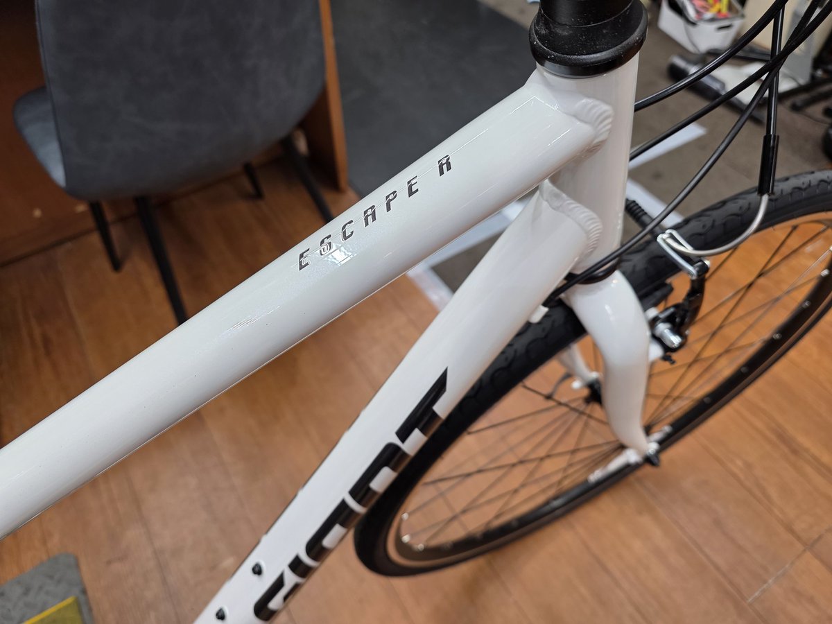 3196kintarou's tweet photo. ご注文頂きました
GIANT ESCAPE R3 パールホワイト 465mm(S)
組み上がりました。
通勤・通学から普段使いまで、
軽快で扱いやすい定番クロスバイクです。
ありがとうございました。
#サイクルショップ金太郎
#GIANT
#ESCAPER3
#クロスバイク
#納車準備
#大阪
#堺
#石津川 https://t.co/ItMAGJDicU