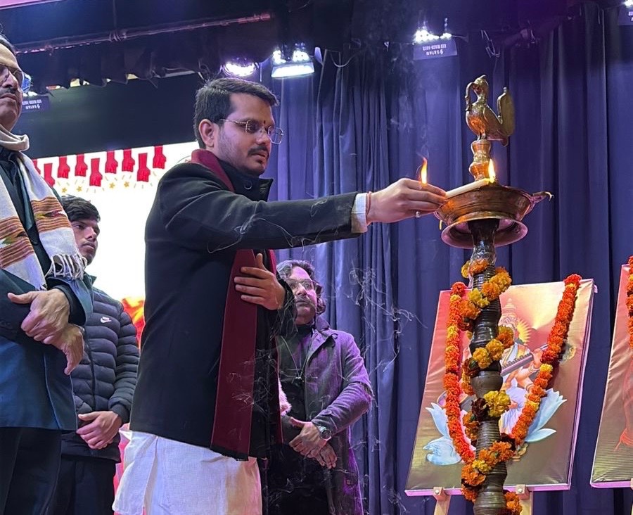 ABVPDelhi's tweet photo. आज राष्ट्रीय युवा दिवस के अवसर पर पश्चिम विभाग के दीन दयाल उपाध्याय कॉलेज में “21वीं सदी में भारत की विदेश नीति का मूल्यांकन: निरंतरता, परिवर्तन और वैश्विक नेतृत्व” विषय पर संगोष्ठी का आयोजन किया गया।
इस अवसर पर उत्तर-पश्चिम क्षेत्र के क्षेत्रीय संगठन मंत्री श्री अश्विनी शर्मा जी तथा आईजीएनसीए के निदेशक प्रो. धरमचंद चौबे जी विशेष रूप से उपस्थित रहे। कार्यक्रम के दौरान ‘स्क्रीन टाइम टू एक्टिविटी टाइप’ विषयक पोस्टर का विमोचन भी किया गया।