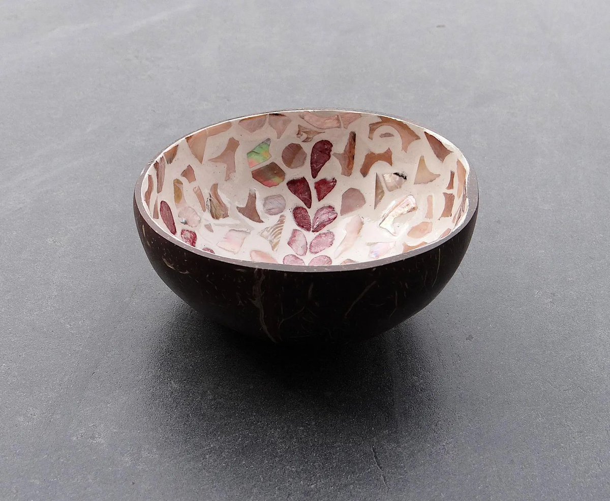 elementsdeco's tweet photo. Handmade Vietnamese Lacquered Coconut Bowl w/mother of Pearl Inlay https://t.co/87Z7huH7T5
#VietnameseDecor #Lacquerware #HandmadeBowl
#EtsyFinds https://t.co/8bjLefrTxy