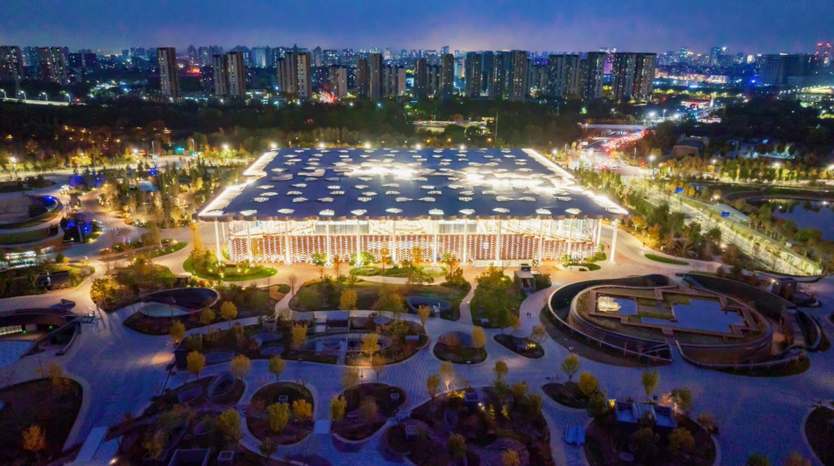 BeijingEvening's tweet image. “文化顶流”奖项等身，北京城市图书馆再获国际大奖
The Beijing City Library recently won two prestigious #awards from the American Institute of Architects Hong Kong Honors &amp;amp; Awards 2025: the Merit Award in Architecture and the Sustainable Design Award. #beijing #architecturedesign