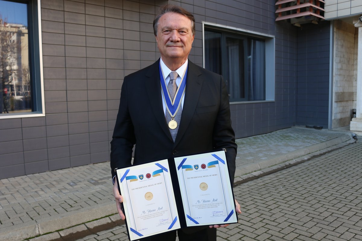 Hasan Arat, Kosova Cumhurbaşkanlığı Onur Nişanı ile ödüllendirildi.