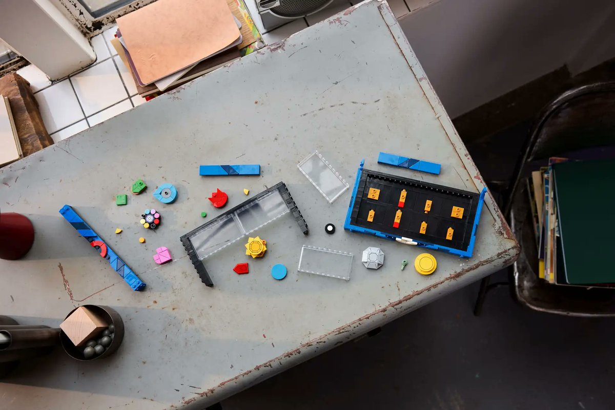 pokexperto's tweet image. La web oficial de LEGO ha puesto a la venta en set oficial de Medallas de Kanto