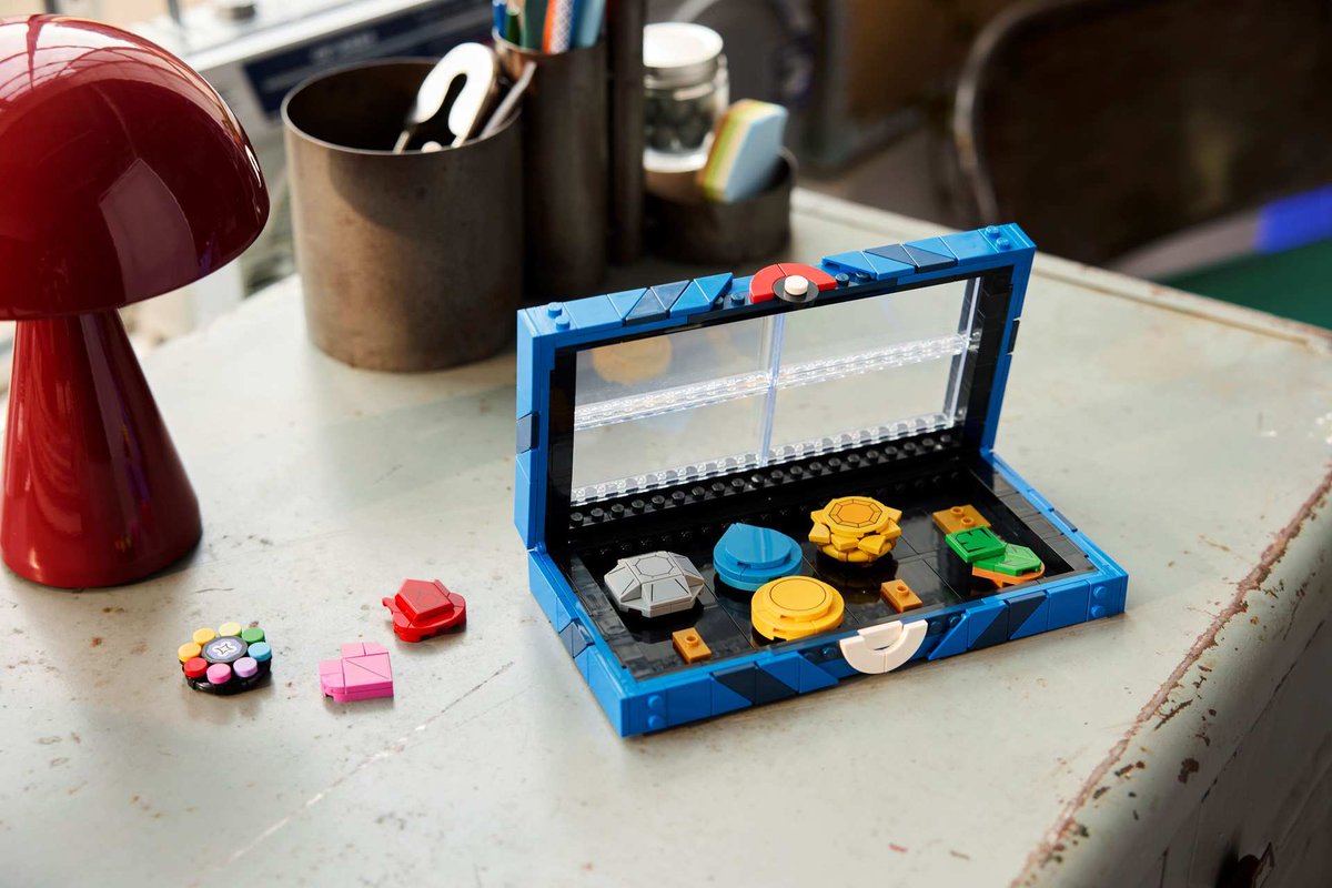 pokexperto's tweet image. La web oficial de LEGO ha puesto a la venta en set oficial de Medallas de Kanto