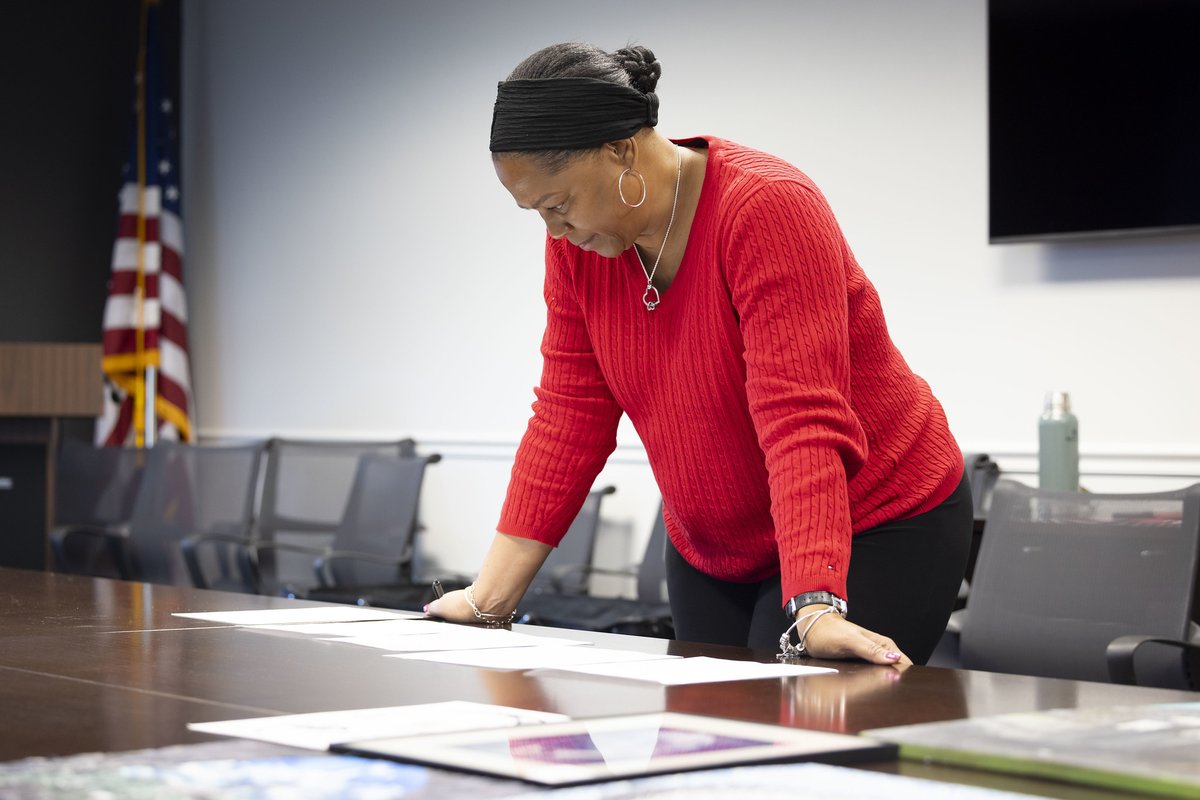 EsuGallery's tweet photo. Ready to celebrate Dr. #MLK Jr.'s legacy with us next week? The 29th annual Martin Luther King celebration is underway. Take a look at this years judges hard at work (Jason Bolt, Jourdyn Whitehurst, Laura Kieselbach, David Mazure, Clavertis Miller, and Selena Hines) https://t.co/FBKOU8b4yv