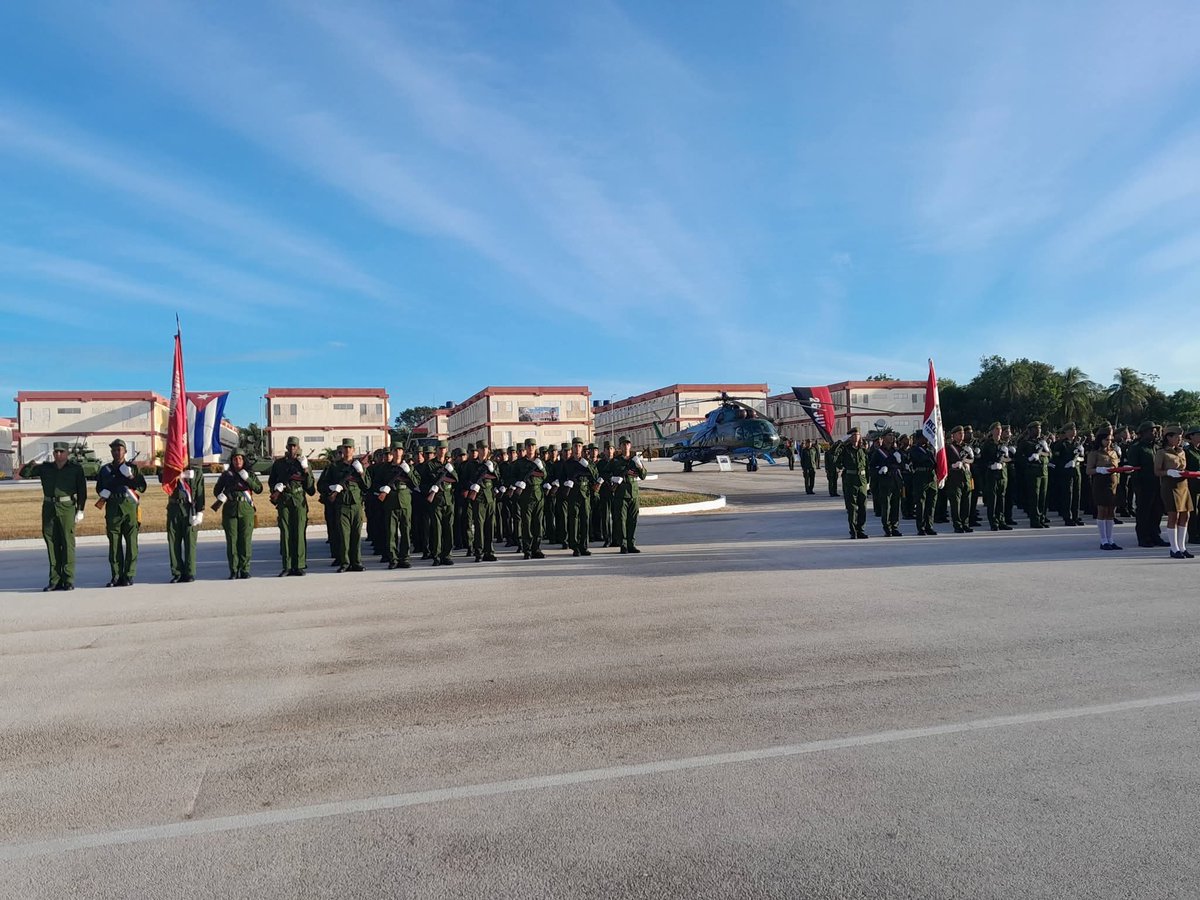 Con #HonorHolguinero se desarrolló en la región operativa de #HolguínSí  el acto de inicio de preparación para la defensa 2026 del Ejército Oriental. En el acto fueron condecorados varios oficiales con el Servicio Distinguido y Destacados en la Preparación para la Defensa. 
#Cuba