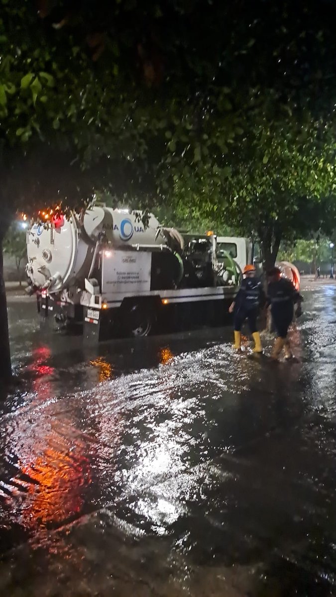 AmaguaCEM's tweet photo. Ayer en la noche, nuestras cuadrillas de emergencia estuvieron en el sector de Plaza Batán, realizando labores preventivas con el objetivo de mitigar riesgos de inundación ante las intensas lluvias.
Trabajamos oportunamente para proteger a la comunidad y garantizar su seguridad. https://t.co/Er6ER2hD1K