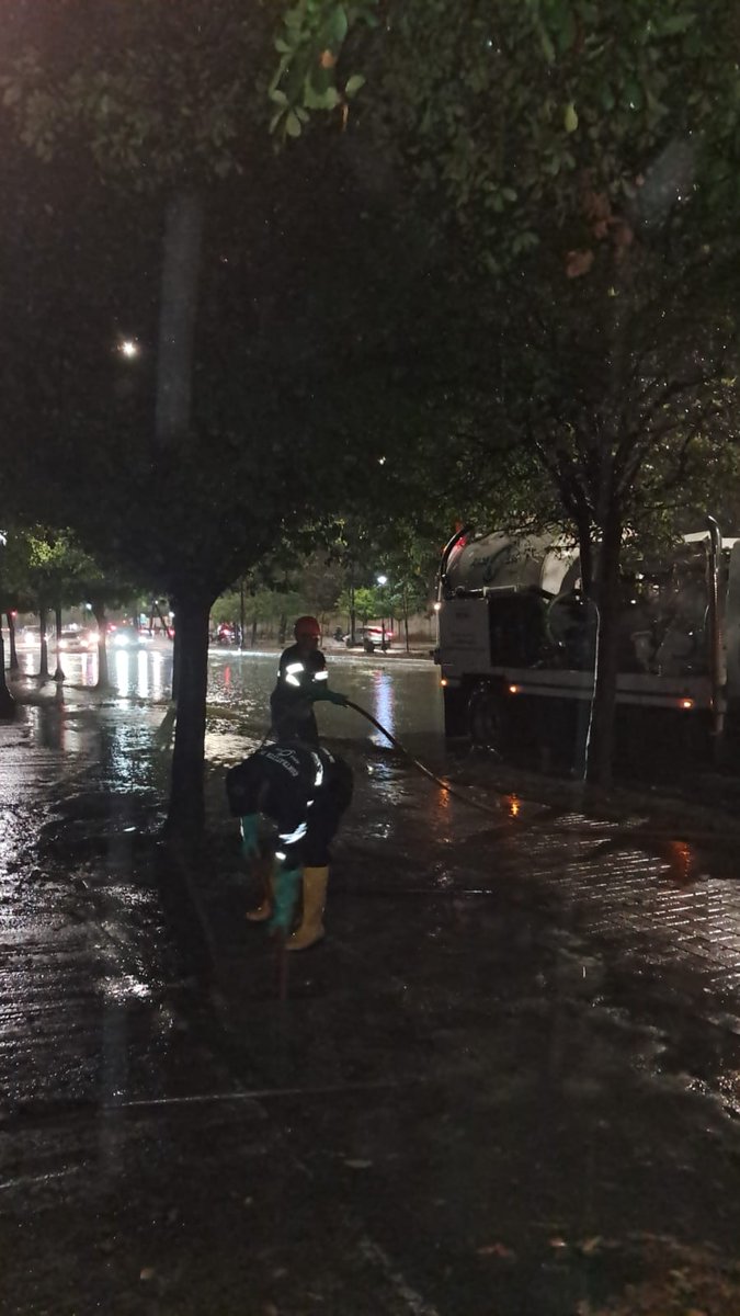 AmaguaCEM's tweet photo. Ayer en la noche, nuestras cuadrillas de emergencia estuvieron en el sector de Plaza Batán, realizando labores preventivas con el objetivo de mitigar riesgos de inundación ante las intensas lluvias.
Trabajamos oportunamente para proteger a la comunidad y garantizar su seguridad. https://t.co/Er6ER2hD1K