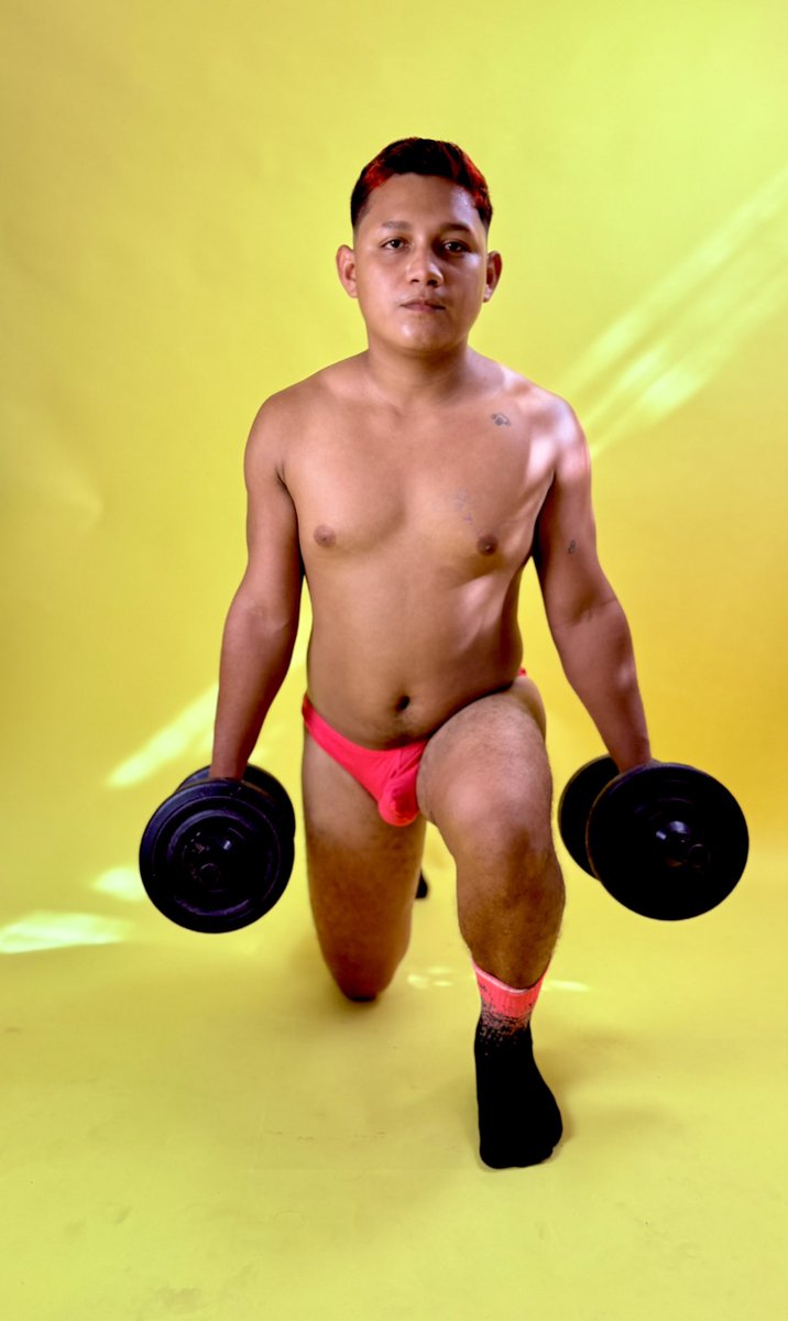 Cerditoestudios's tweet photo. En Cerdíto Estudio celebramos el cuerpo real, fuerte y deseante.
La sensualidad no se esconde: se entrena, se suda y se posa sin miedo.
Color, piel y actitud que rompen estereotipos y abrazan el deseo sin filtros.

Aquí no hay poses forzadas, solo presencia, identidad y placer visual.
🐷💪🔥

#CerditoEstudio #ErotismoMasculino #CuerpoReal #SensualidadMasculina #FotografíaErótica

#MaleBody #GayArt #BodyPositive #FitnessSensual #HombresReales #DeseoVisual #ArteErótico #FotografíaEditorial #SinTabúes #ColorVibrante