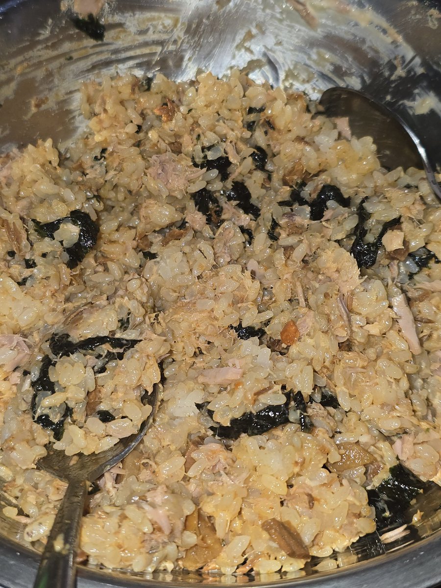 어제 찾아낸 개맛도리 참치마요비빔밥
불참치 1개 워터참치 2개 +마요네즈 2번 반(이건 취향껏)➡️2인분용
느끼하지도 않고 적당히 매콤하면서 계속 들어감.....