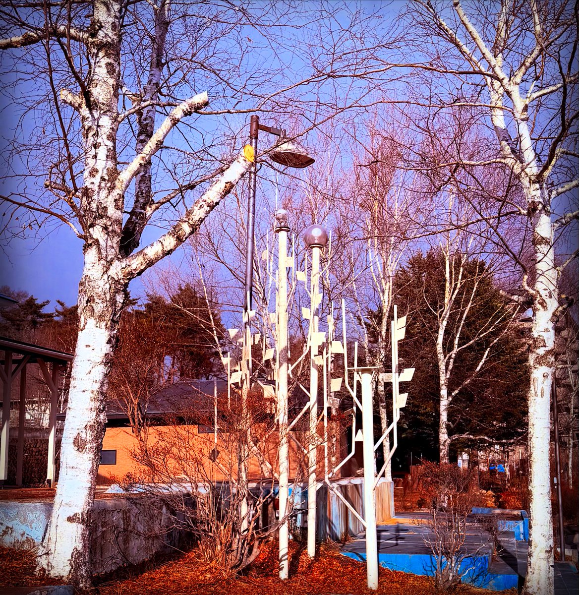 再び清里を通過する途中、思わず下車した。昨年夏に訪れた際は、急な冷え込みと激しい雨に見舞われ、この「昭和時代の遺産」をはっきり見れなかった。今回は晴れ渡る青空の下で「バブル経済全盛期」の余韻を感じられると期待していたが、やはり突如、強風に雪が混じって吹き、慌ただしく電車に乗った。