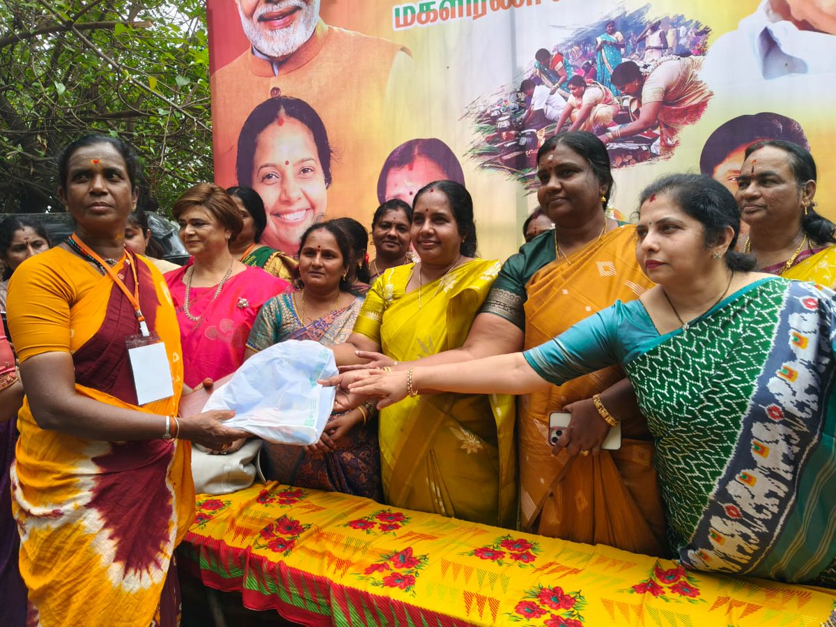 VanathiBJP's tweet photo. இன்று சென்னை பாஜக கிழக்கு மாவட்ட மகளிரணி சார்பில் ஏற்பாடு செய்யப்பட்ட பொங்கல் விழாவில் கலந்து கொண்டு பொதுமக்களுக்கு பொங்கல் பரிசுகளை வழங்கினேன்.

உடன் பாஜக தேசிய மகளிரணி செயற்குழு உறுப்பினர்களான  திருமதி @BajpaiUsha, திருமதி @DrPadmaOffice மற்றும் @TinaBentick , கர்நாடக மாநில முன்னாள் மகளிரணி தலைவர் திருமதி @GeethaVivekanan, பாஜக மாநில தலைவர் திருமதி @KavisriBjp