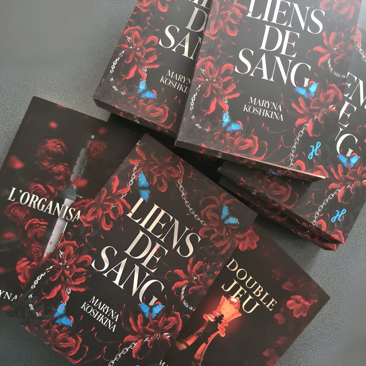 MarynaKoshkina_'s tweet photo. #CONCOURS ✨️ Je vous propose de gagner UN exemplaire dédicacé de "LIENS DE SANG" (+ illustration), mon nouveau livre qui sort le 15/01 en librairie 🎉 Attention, il s'agit d'une DARK ROMANCE, pour public averti. Les règles ? LIKER, COMMENTER & PARTAGER cette publication 🥰