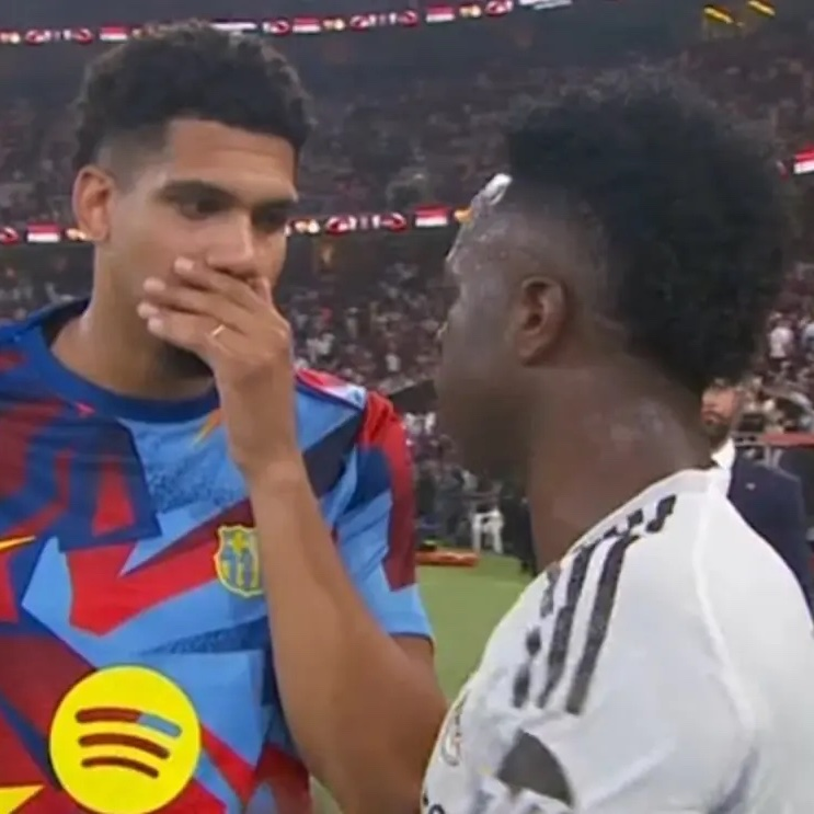 فينيسيوس جونيور وداني كارفخال اقتربا للاطمئنان على رونالد أرواخو أثناء وبعد الكلاسيكو ليلة أمس، للتأكد من أنه بخير 