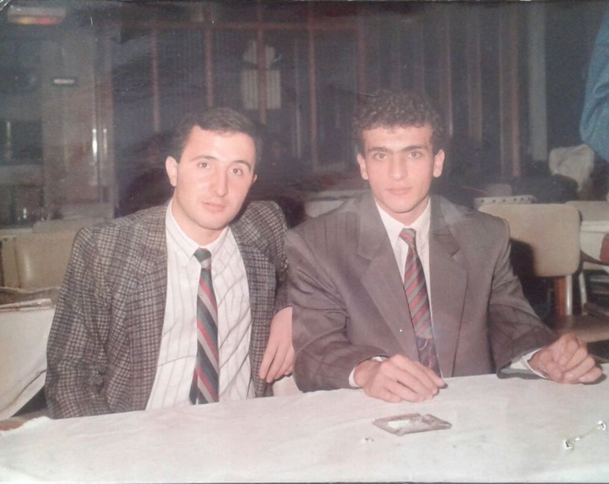 Heval ile Heja…

Bu fotoğrafı bulmak için çok uğraştım, amacım PKK savaşının bir dönemini bir fotoğrafla anlatmaktı, sonunda buldum. Fotoğrafta gördüğümüz bu iki genç Heval ile Heja (Gerçek isimleri bende saklı) Çocuklukları Diyarbakır’da aynı mahallede geçiyor, sonra