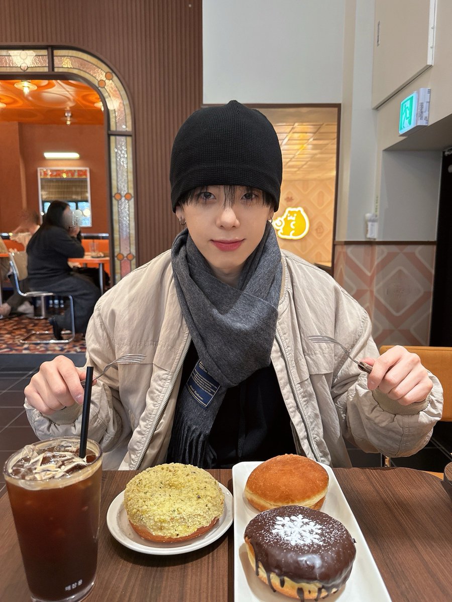 도넛 4개 댄머리까지...🐹🍴

#JANGDAEHYEON
#위아이 #장대현 #WEi