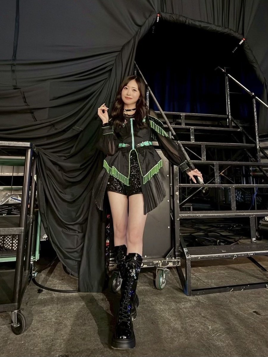 まりもページ 投稿をタップする前からスタイルの良さに驚いてしまう2枚 #櫻井優衣