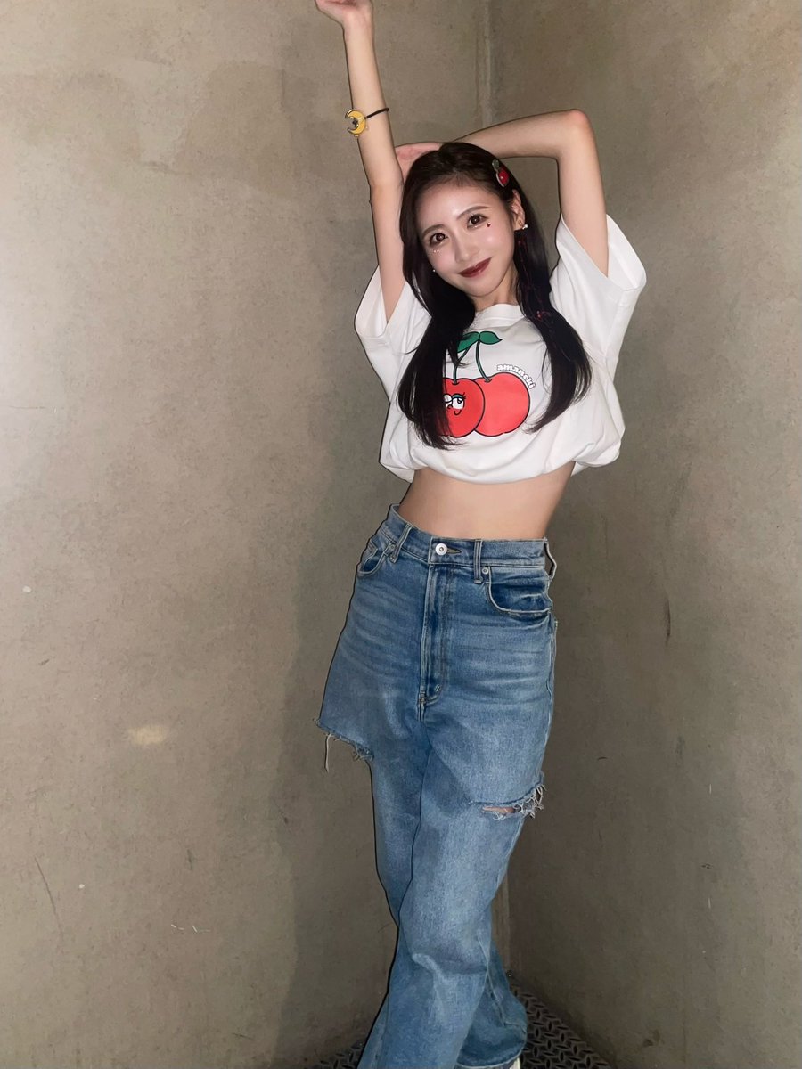 投稿をタップする前からスタイルの良さに驚いてしまう2枚 #櫻井優衣