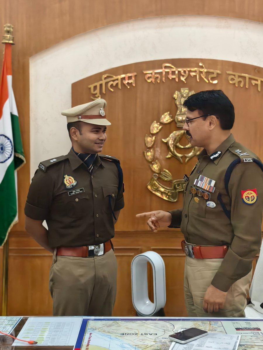 kanpurnagarpol's tweet photo. आईपीएस सुमित सुधाकर रामटेके अपर पुलिस उपायुक्त पद पर हुए प्रोन्नत...
कमिश्नरेट कानपुर नगर में नियुक्त वर्ष 2022 बैच के आईपीएस अधिकारी श्री सुमित सुधाकर रामटेके की दिनांक 12.01.2026 को अपर पुलिस उपायुक्त के पद पर पदोन्नति हुई। इस अवसर पर उनकी पाइपिंग सेरेमनी का आयोजन किया गया। निर्धारित परंपरा के अनुसार पुलिस आयुक्त श्री रघुबीर लाल एवं संयुक्त पुलिस आयुक्त अपराध एवं मुख्यालय श्री विनोद कुमार सिंह द्वारा उन्हें पद के अनुरूप पदचिह्न (बैच) लगाए गए। इस अवसर पर दोनों वरिष्ठ अधिकारियों द्वारा श्री रामटेके को उनकी पदोन्नति पर हार्दिक बधाई दी गई तथा उनके उज्ज्वल भविष्य की शुभकामनाएं प्रेषित की गईं। साथ ही, सेवा में उत्कृष्ट एवं समर्पित कार्य करने हेतु उन्हें प्रोत्साहित किया गया।
@Uppolice