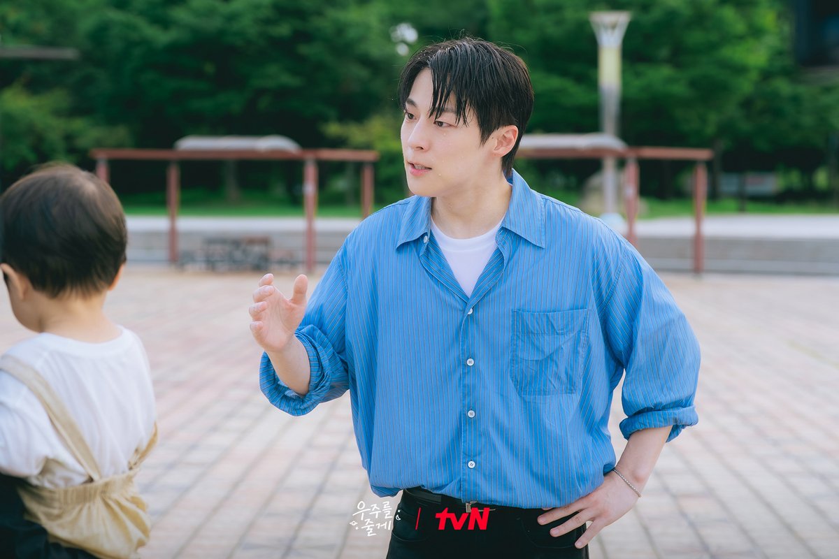 CJnDrama's tweet image. 길거리 커플 싸움? 커플 아닙니다!💢😤 
사돈 남녀의 현실 육아 전쟁💥
누가 꼬질꼬질 우주 좀 챙겨주세요💫

사돈 남녀 공동 육아 프로젝트 &amp;lt;우주를 줄게&amp;gt;
2/4 [수] 밤 10:40 첫 방송 | tvN

#tvN #우주를줄게 #OurUniverse
#배인혁 #노정의 #박서함
#즐거움엔20tvN #스트리밍은TVING