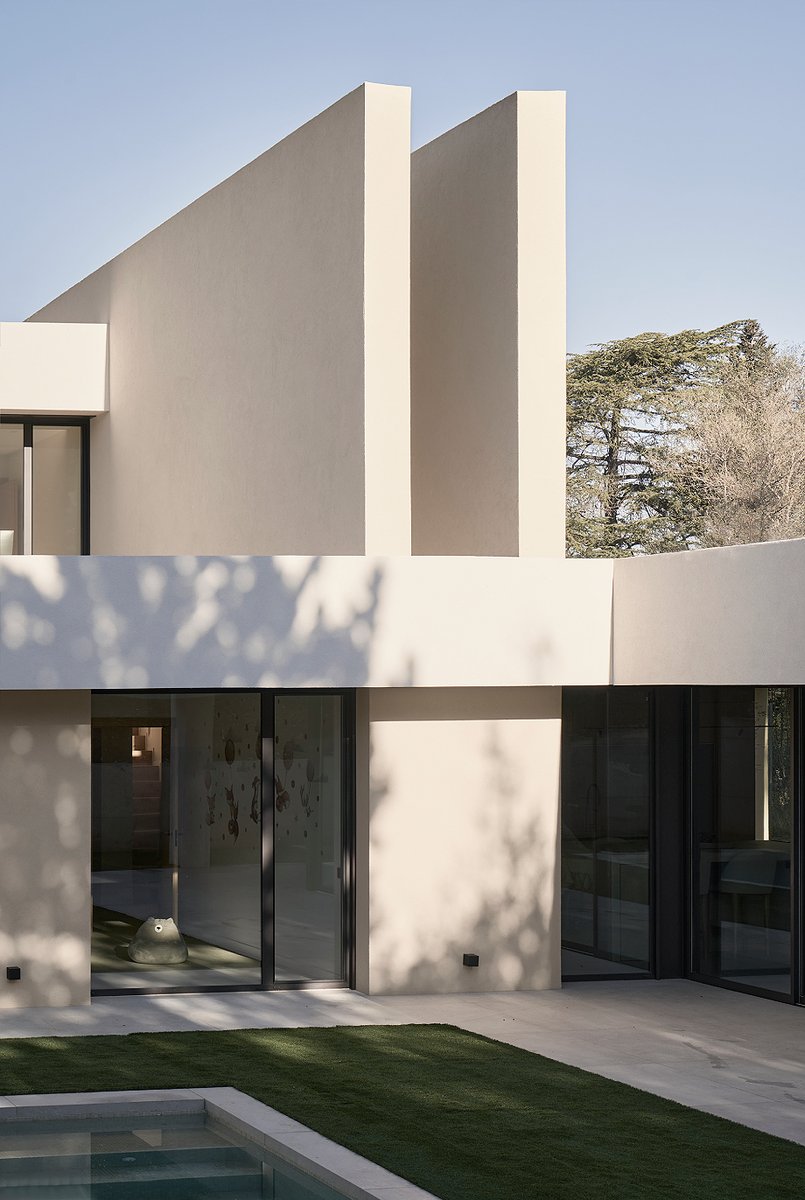 Interior_es's tweet image. #Minimalist and #bioclimatic, this Exitprojectes #home combines pure volumes, Mediterranean light, spaces designed for everyday living and #sustainability. 
-&amp;gt; Photographs: Pablo Montaner (Entredosaguas)
-&amp;gt; interioresminimalistas.com/2026/01/12/dis…
-&amp;gt; #architecture #interiordesign #houses