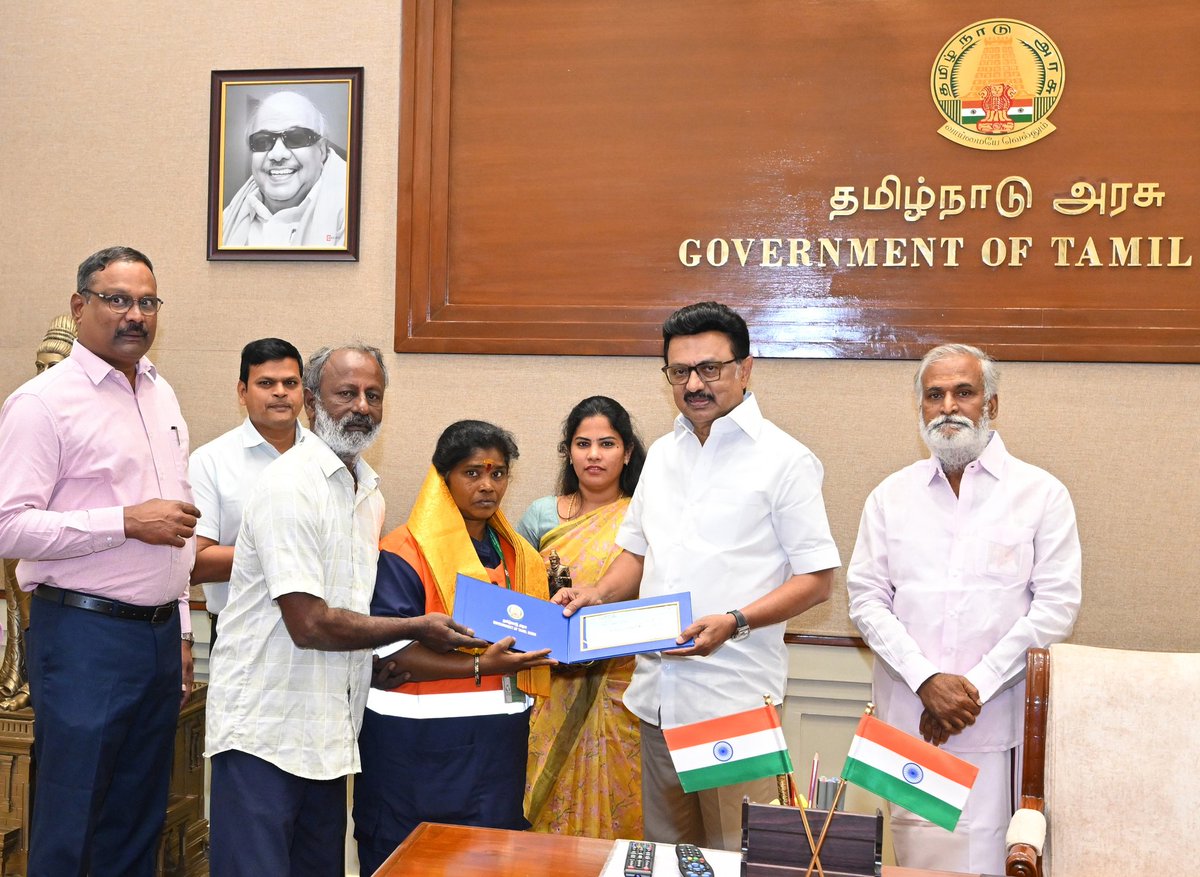 CMOTamilnadu's tweet photo. பெருநகர சென்னை மாநகராட்சி தூய்மைப் பணியாளர் திருமதி பத்மா அவர்கள் நேற்று (11.1.2026) சென்னை, தியாகராய நகர், வண்டிக்காரன் சாலையில் தூய்மைப் பணியில் ஈடுபட்டிருந்தபோது கண்டெடுத்த 45 சவரன் தங்க நகைகளை பாண்டிபஜார் காவல் நிலையத்தில் ஒப்படைத்து, பி��ருக்கு முன்னுதாரணமாக திகழ்ந்ததை மாண்புமிகு தமிழ்நாடு முதலமைச்சர் திரு. @mkstalin அவர்கள் பாராட்டி, அவருக்கு சால்வை அணிவித்து வாழ்த்து தெரிவித்து, பரிசுத்தொகையாக ரூபாய் ஒரு இலட்சத்திற்கான காசோலையினை வழங்கினார்.