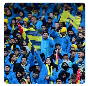 Fenerbahçe Spor Kulübü taraftarına dağıttığı yağmurluklar için 5 milyon bütçe ayırmış.
Fenerbahçe büyüklüğü ne kupa ne şampiyonluk büyüklüğü diyoruz ya. İşte aradaki fark bu. Kendisini sevenleri, çöp poşetine layık gören camiaların büyüklükleri sorgulanır. Fenerbahçe sorgulanmaz.