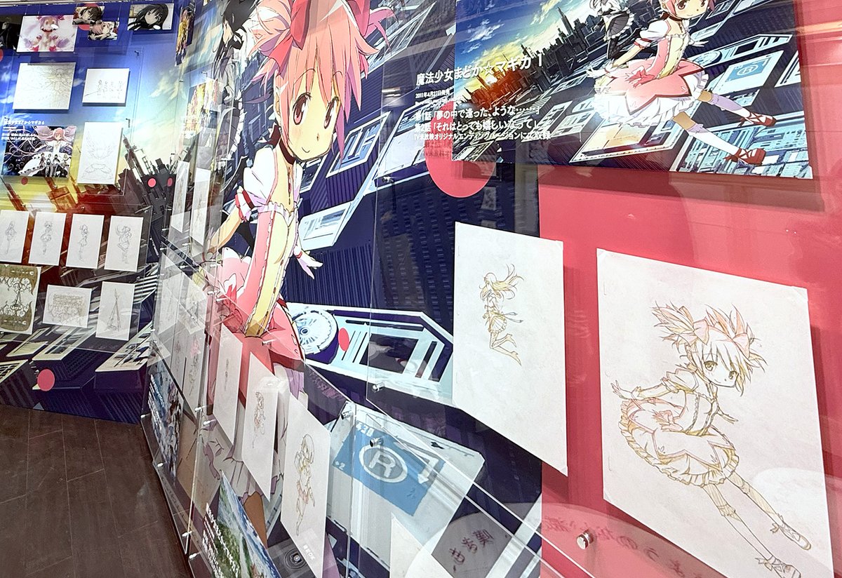 「シャフト50周年展」。作り手が見せたいものとファンが見たいものを高密度に重ねつつ、シャフトの表現やスタイルの発展過程が、多くの作品とスタッフにまたがる試みの蓄積、スタジオとしての成り立ちや証言等から立体的に描き出されているところが出色。1月18日まで。詳細は→shaft-50th.jp/exhibition/