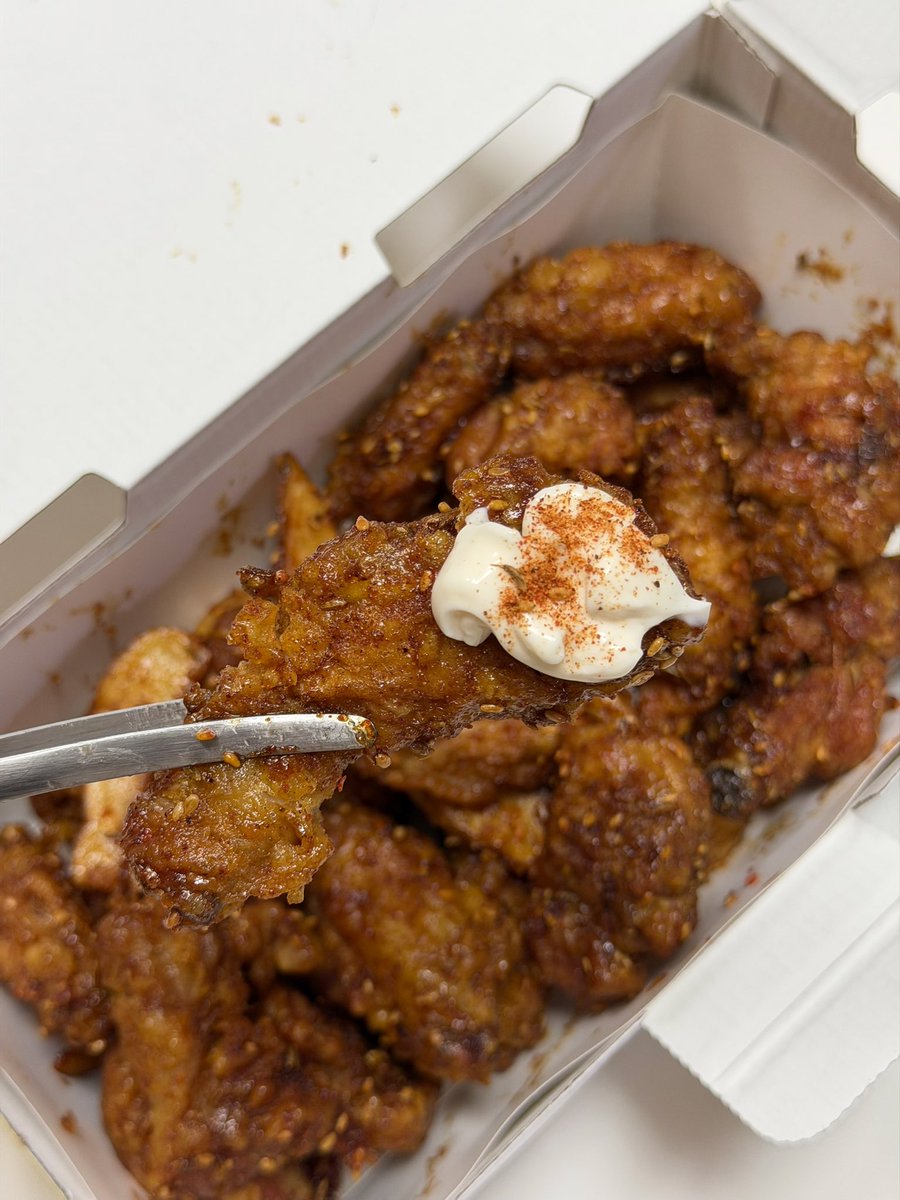 #제품제공 #RT이벤트 
알티추첨 한 분께 쯔란윙봉 드려요‼️

쯔란윙봉은 마요네즈 찍어서 쯔란콕콕 분말 뿌려 먹는 게 진짜 맛있음..ෆ 향신료에 약한 편인데 이건 과하지 않고 오히려 중독성 있어서 술술 들어간다!! 60계 하면 빠질 수 없는 웨지감자도 양념이랑 너무 잘 어울리고 최고🫰🏻🫰🏻