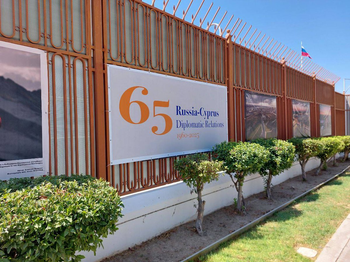 nexta_tv's tweet image. A staff member of the Russian embassy in Cyprus died by suicide a day after Baumgertner’s disappearance

A senior diplomat was found dead in his office, Cyprus-based TV channel ANT1 reports.

According to journalists, the embassy refused to allow Cypriot police to inspect the…