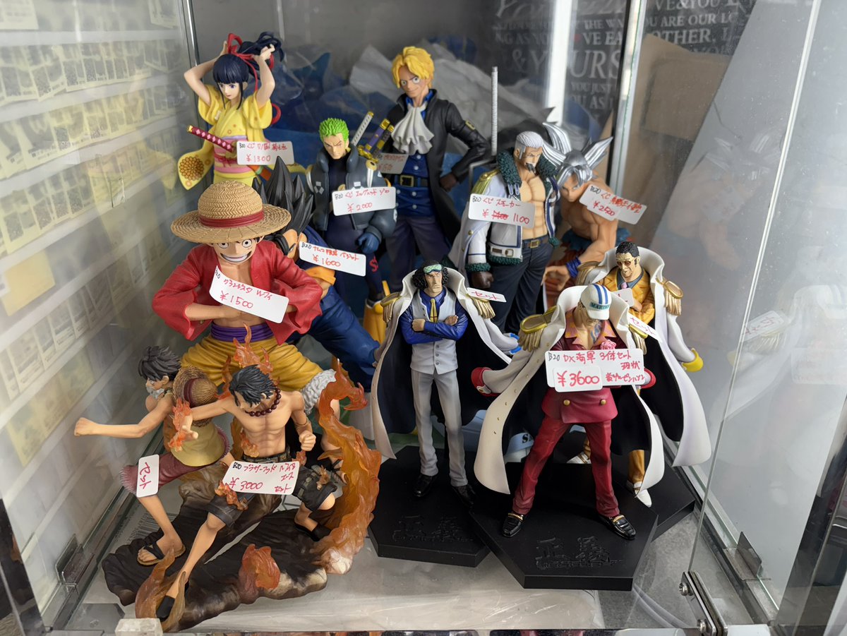 ワンピースフィギュアセット売り！　ショーケース付き コレクションケースの棚きたので少しいじりました！ コレクション