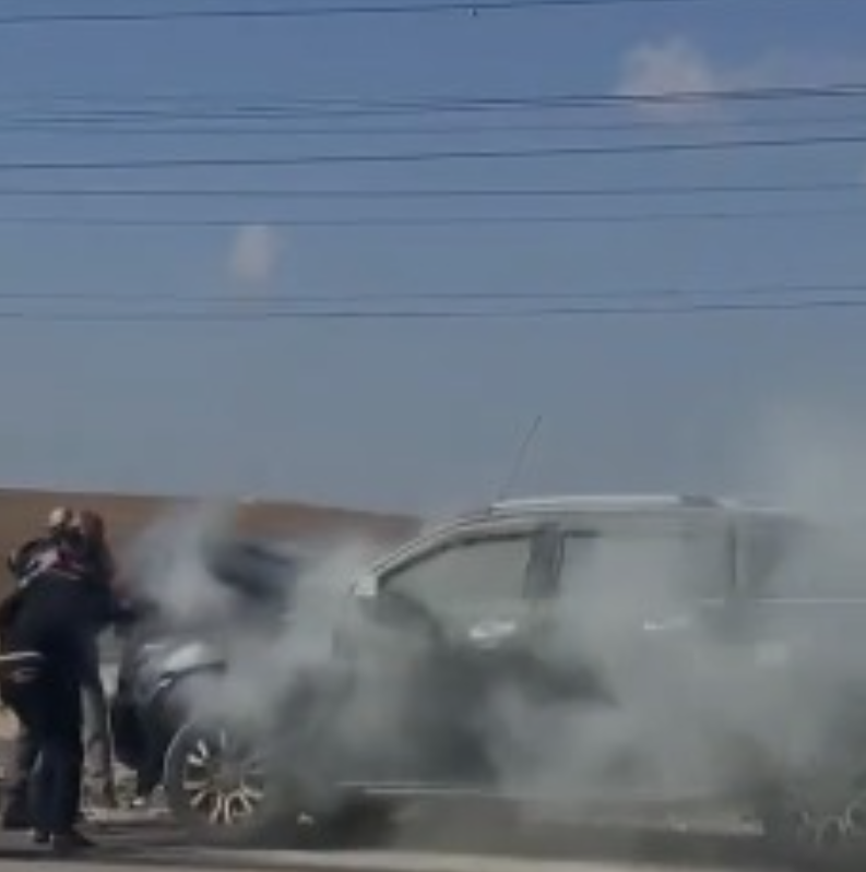 الدوريات الخارجية تخمد حريق مركبة على طريق الممر التنموي باتجاه عمّان 