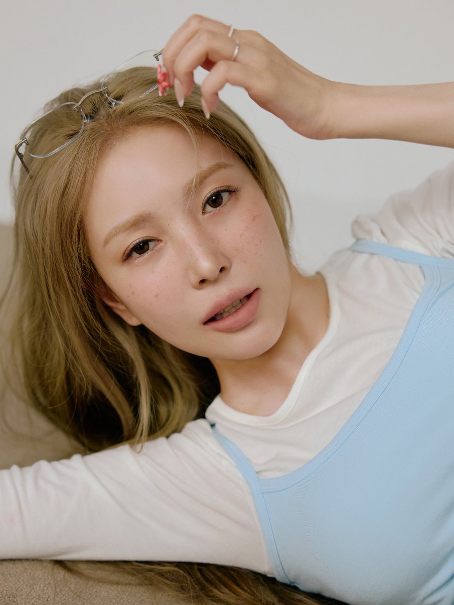 npomvtt's tweet photo. SM Entertainment informou que BoA está deixando a agência após 25 anos:

“Olá, aqui é a SM Entertainment.

Primeiramente, gostaríamos de expressar nossa sincera gratidão ao Jumping BoA e a todos que sempre amaram e apoiaram a artista BoA.

Após longas e profundas discussões com a BoA, concordamos em encerrar nossa jornada conjunta de 25 anos em 31 de dezembro de 2025.

BoA estreou em 2000, aos 13 anos de idade, e agora, após ultrapassar o 25º aniversário de sua estreia, tem sido amada por fãs de música ao redor do mundo como um “ícone da expansão global” que abriu caminho para a Onda Coreana em toda a Ásia e como a “Estrela da Ásia”. Ela também se tornou um modelo para inúmeros artistas juniores que impulsionam o boom do K-pop.

Como desbravadora e pioneira, a trajetória de BoA brilhou graças a seu esforço incansável e paixão, deixando conquistas notáveis e recordes incomparáveis.

Desde sua estreia extraordinária, que escreveu um novo capítulo na história da música popular coreana, até seu crescimento atual como artista número 1 e produtora, lembramos cada momento, e foi uma verdadeira honra para nossa empresa caminhar ao lado dela em cada passo.

Por 25 anos, BoA foi, sem dúvida, o orgulho, a alegria e o símbolo da SM.

Embora nosso contrato exclusivo esteja chegando ao fim, continuaremos a apoiar a BoA para que ela demonstre plenamente suas capacidades nas novas atividades e desafios que virão, e esperamos que ela brilhe ainda mais como a “Estrela da Ásia”.

Pedimos que continuem demonstrando amor e apoio à BoA enquanto ela inicia este novo capítulo.

Também apoiamos o futuro de Kwon BoA como pessoa, além da artista, e desejamos sinceramente sua felicidade.

Obrigado.”

BoA comentou sobre o fim da parceria em seu Instagram:

“Tendo dado e recebido sem me poupar, parto sem arrependimentos.
Sou grata pelo tempo que compartilhamos e continuarei apoiando a sempre brilhante SM Entertainment. Obrigada.”