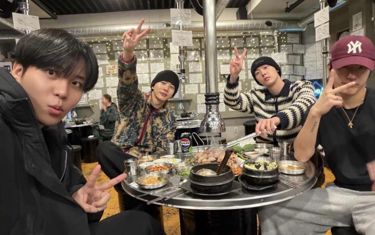 JuA_YOON0321's tweet image. 와 에릭님이 디제이 1주년이라 초청한거구나 대박🫢
의미있는 날에 빵빵즈가 나오다니이!!!!!!!!🥹🥹🥹
우정 넘 따숩자나🥺🫂짱 좋아👏👏👏👏👏👍
산하와 00즈 친구들 케미가 너무너무 기대됨🫶 

#윤산하 #산하 #YOONSANHA #빵빵즈