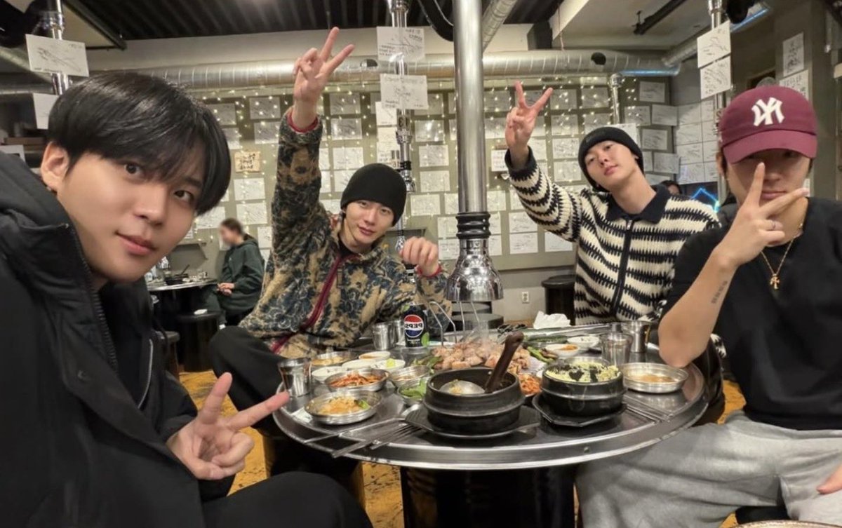 JuA_YOON0321's tweet image. 와 에릭님이 디제이 1주년이라 초청한거구나 대박🫢
의미있는 날에 빵빵즈가 나오다니이!!!!!!!!🥹🥹🥹
우정 넘 따숩자나🥺🫂짱 좋아👏👏👏👏👏👍
산하와 00즈 친구들 케미가 너무너무 기대됨🫶 

#윤산하 #산하 #YOONSANHA #빵빵즈