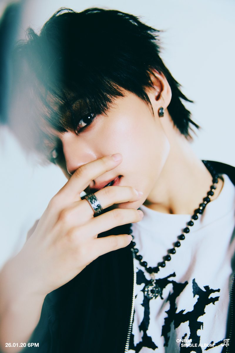 official_ONEUS's tweet image. [#원어스]

SINGLE ALBUM [原] 

🌑 SOLO CONCEPT PHOTO #4 🌑 
🕯️ HWAN WOONG 🕯️

2026.01.20 6PM (KST) RELEASE✔

#ONEUS #原 #Grenade 
#환웅 #HWANWOONG