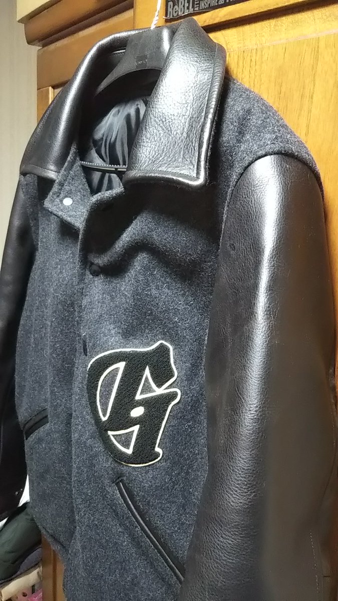 ReiRei_House's tweet photo. 使用感が無い割に、経年の未手入れ?だからか、
結構レザーが乾燥してたので、デリケートクリームを多めに入れてから、
WAX無しの乳化性クリームで仕上げてみました!😁
艶過ぎずマット過ぎず、イイ感じですね!👍
ハーレーでも使えそうだし、良い買い物したぜ!😆
#GANGSTERVILLE
#GLADHAND https://t.co/AnzJaqYlF7