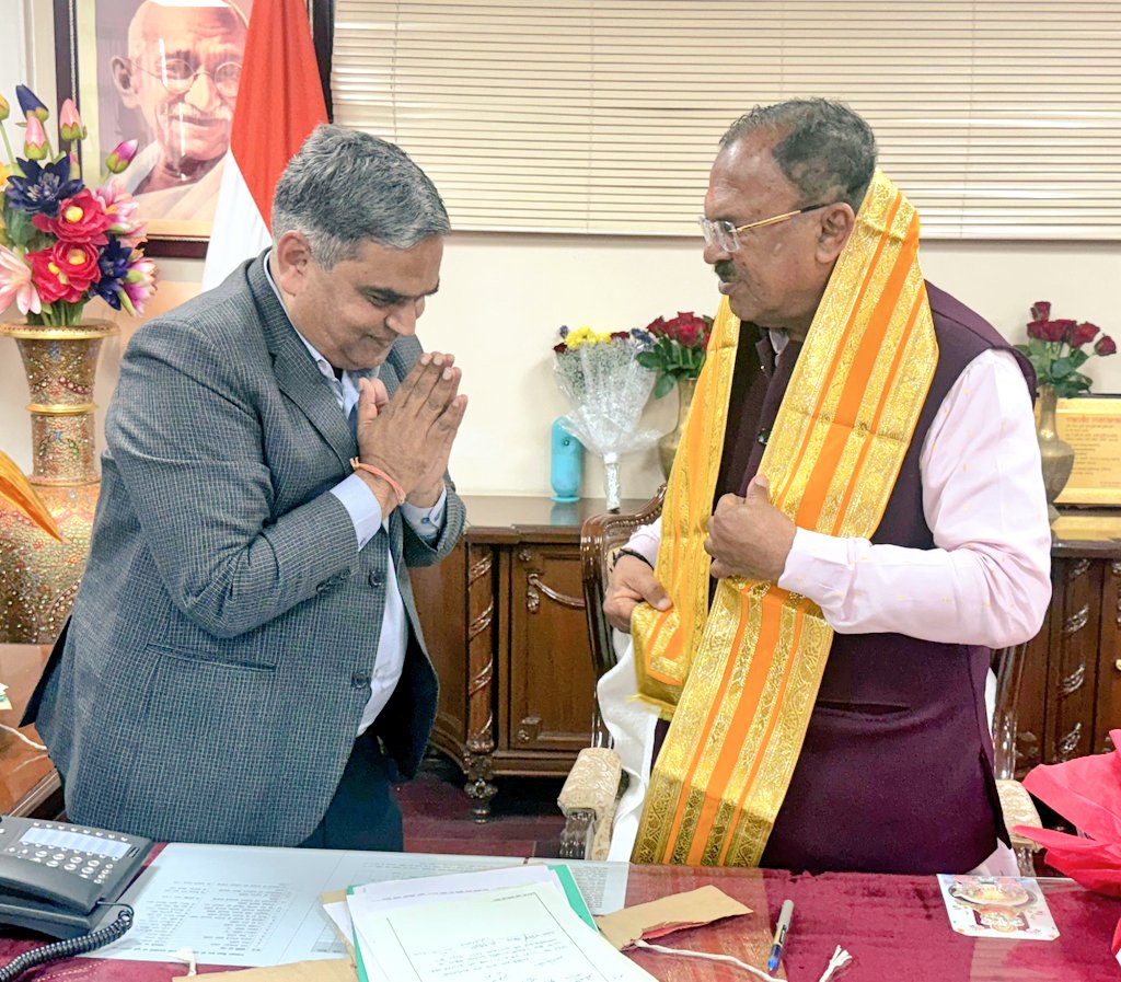 DakMla's tweet photo. आज राजस्थान विधानसभा में माननीय अध्यक्ष श्री वासुदेव जी देवनानी से मिलकर उन्हें जन्मदिवस की बधाई और शुभकामनाएं प्रेषित की, साथ ही विभिन्न विषयों पर चर्चा कर मार्गदर्शन प्राप्त किया। 

#RajAssembly #GautamDak
@VasudevDevnani https://t.co/P62Bd7LXSr