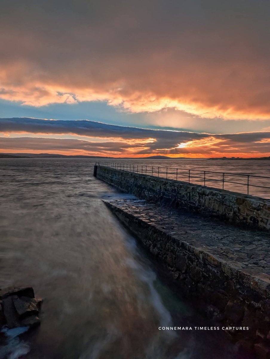 ThisIsIreland3's tweet photo. We've been blessed over the last month with sunrise &amp; sunsets. This is just before sunrise over Inishlacken, out in the wind-swept Atlantic 🌊🌅

📍 Ervallagh, Connemara, Galway ☘️ 

📸 Connemara Timeless Captures

#Ireland #Sunrise #Connemara #Galway #Ervallagh #Inishlacken https://t.co/yJE905KmzJ