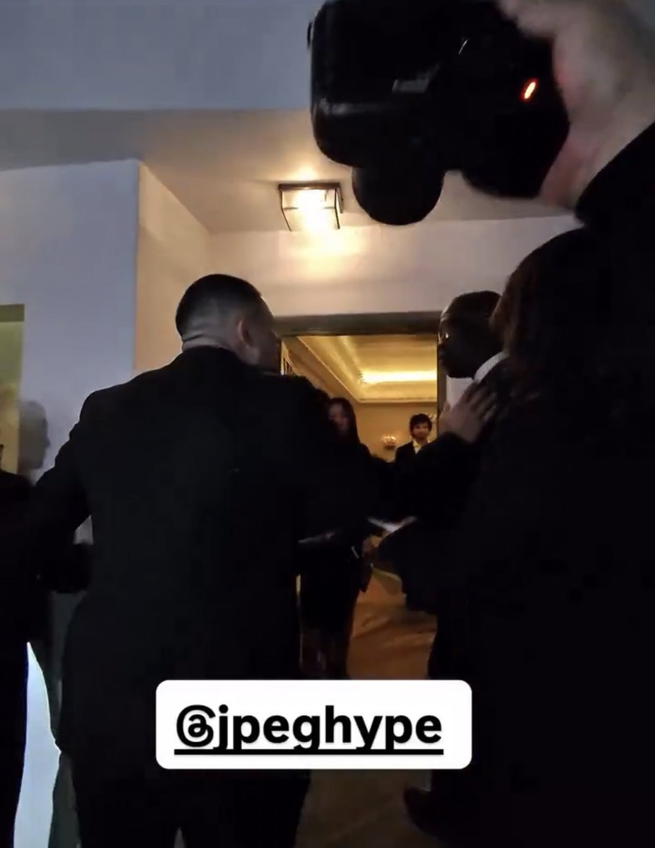 nari19831's tweet image. After party มาแล้ววว 

ปล สต๊าฟหรือการ์ดหน้างานน่าจะเซล้มแล้วน้องลิซก็คือยื่นมือจะไปช่วยเค้าเหรอลูกก แสนดีน่ารักที่สุด แล้วเฮียดอนนี่ก็คือแตะๆถามไถ่ด้วย น่าร๊ากกกก 

PRESENTER LALISA MANOBAL
#LISAx83rdGoldenGlobes