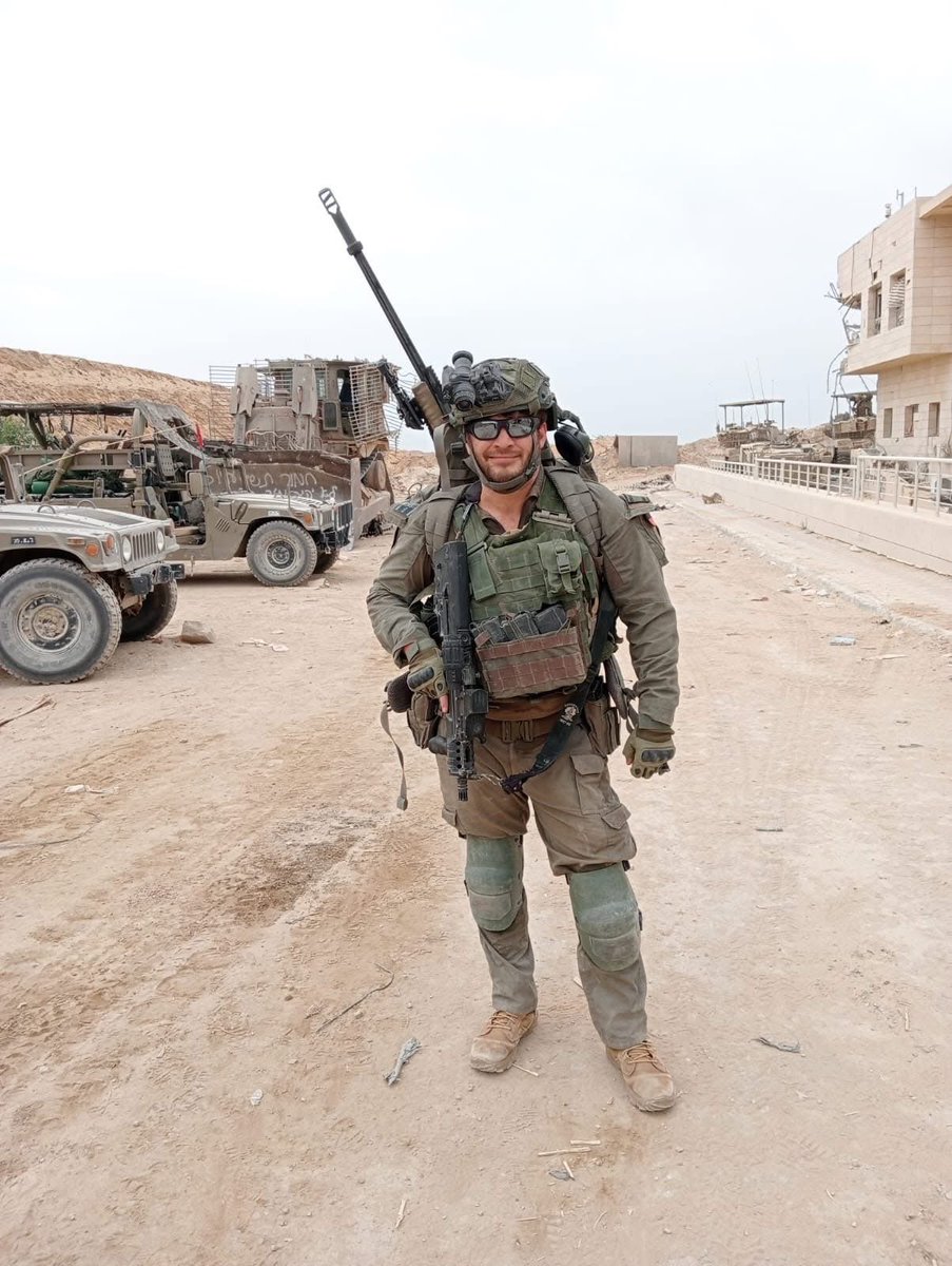 EylonALevy's tweet image. זהו יהושוע ״ג׳וש״ בוּן ז״ל, חייל בודד מארה״ב שהתייצב למילואים אחרי השבעה באוקטובר, עשה 748 ימים בעזה ובלבנון, אושפז במחלקה פסיכיאטרית עם פוסט-טארומה קשה, ולבסוף—שלח יד בנפשו. 

משפחת בוּן האבלה דורשת שיוכר רשמית כחלל צה״ל ויקבל את הלוויה הצבאית שמגיעה לו.