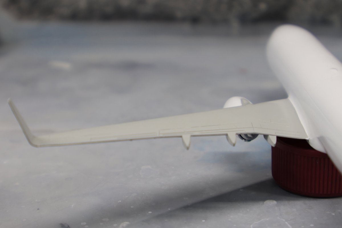 #旅客機プラモ
#スカイマーク 
スカイマークの737はグレーの塗装完了！ニュートラルグレーiiにピュアホワイトを少し混ぜて明るいグレーにした。お腹の部分のマスキングもまぁまあ上手く塗れていい感じ😁
光沢もまぁまぁでました✨